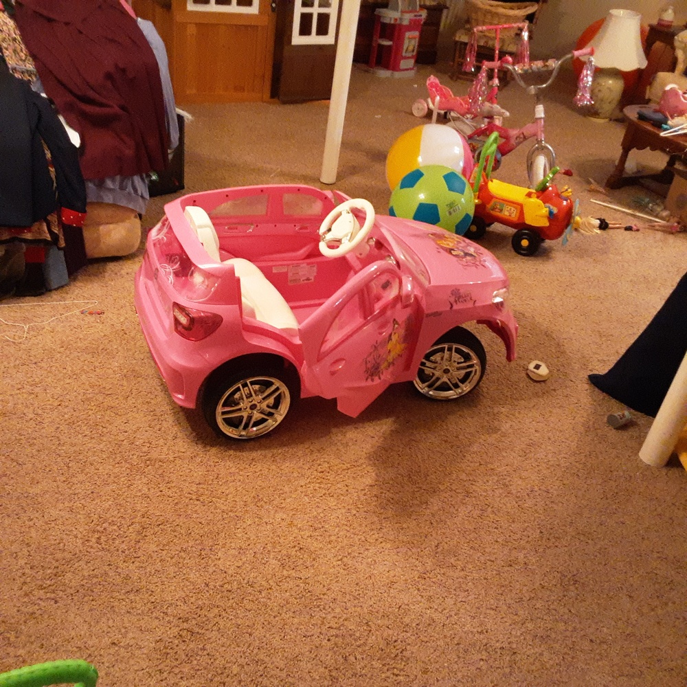 Little car rides so easy.2 seats.drives easy.has charger only used few times sti